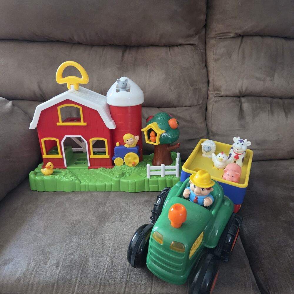 Kiddieland Farm Tractor and Barn with Animals Plays Old McDonald/animal Sounds